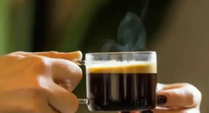 Na foto, mostra o café e seus benefícios
