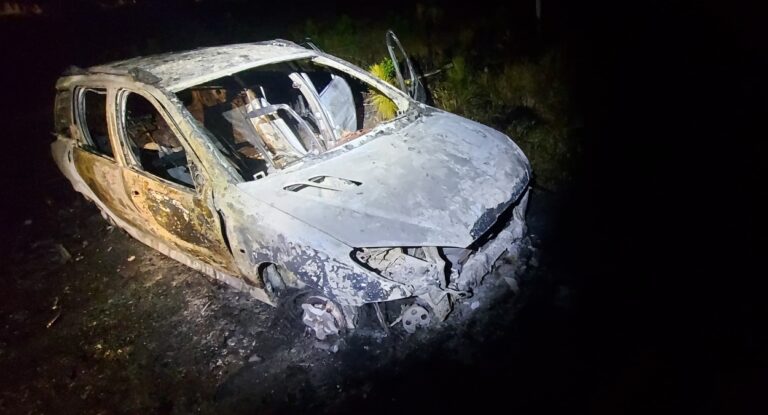 Policiais resgatam motorista de carro em chamas