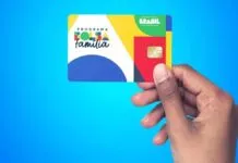 Imagem de mão segurando cartão do Bolsa Família