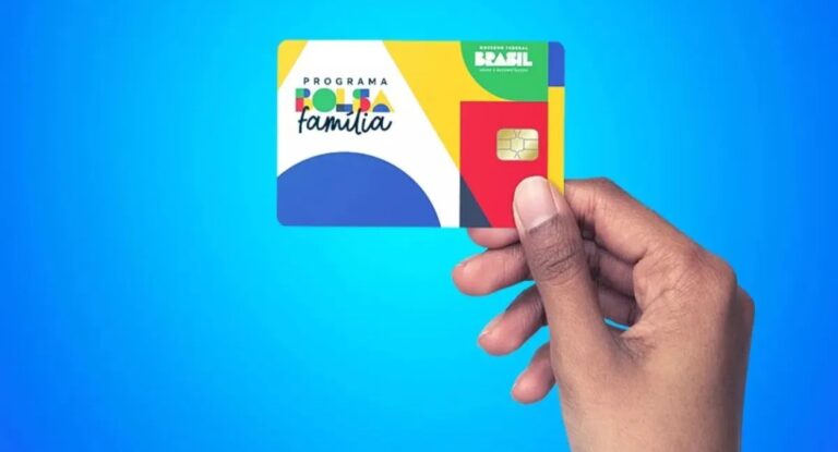 Imagem de mão segurando cartão do Bolsa Família