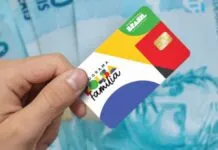 Imagem do cartão do bolsa família com cédulas ao fundo