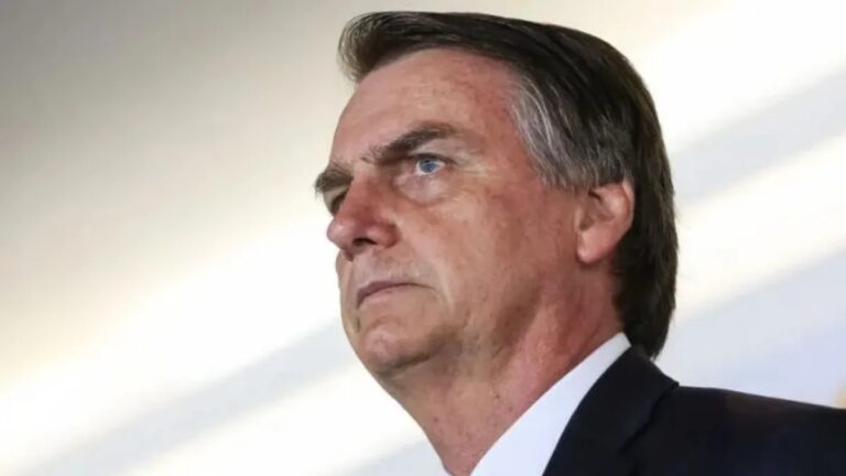 Na foto, Bolsonaro sendo alvo de operação da Polícia Federal
