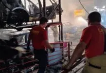 Bombeiros combatendo as chamas em desmanche em São Leopoldo