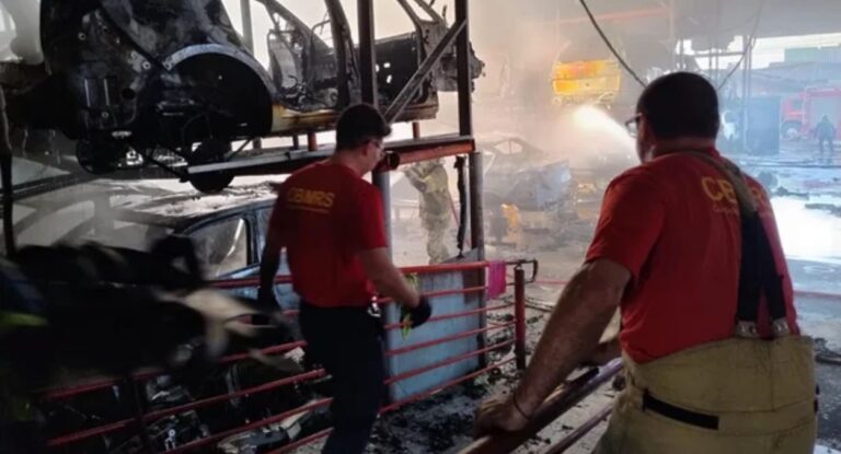 Bombeiros combatendo as chamas em desmanche em São Leopoldo