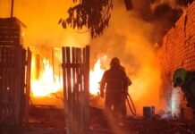 Foto mostra incêndio de grandes proporções em Canoas sendo combatido pelo Corpo de Bombeiros
