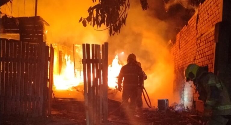 Foto mostra incêndio de grandes proporções em Canoas sendo combatido pelo Corpo de Bombeiros