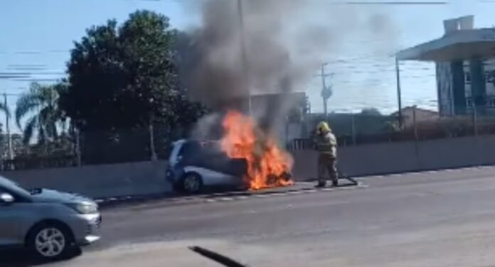 Imagem mostra carro pegando fogo na BR-116 em Canoas