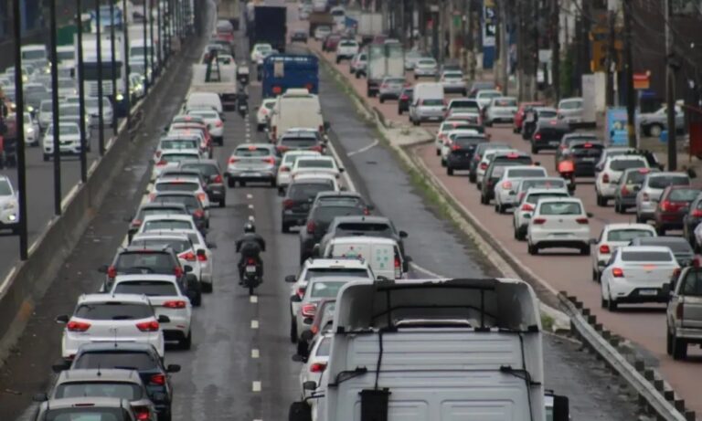 na foto, congestionamento na BR-116 em Canoas