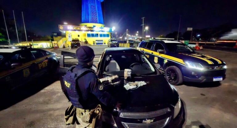 Na foto, a armas apreendias na BR-116 em Canoas