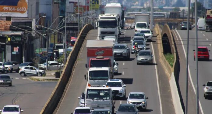 na foto, a BR-116 em Canoas