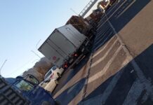 Na foto, motoristas estão parados em congestionamento na BR-386 em Nova Santa Rita