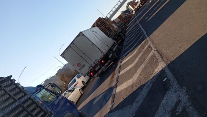 Na foto, motoristas estão parados em congestionamento na BR-386 em Nova Santa Rita