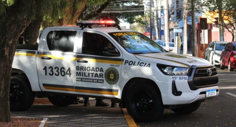na foto, viatura da brigada militar em Canoas