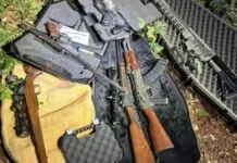 Na foto, as armas e fuzil que foram apreendidos pela Brigada Militar