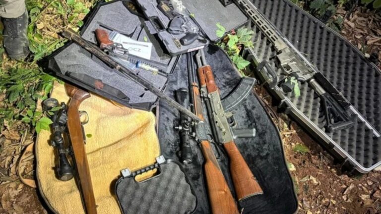 Na foto, as armas e fuzil que foram apreendidos pela Brigada Militar