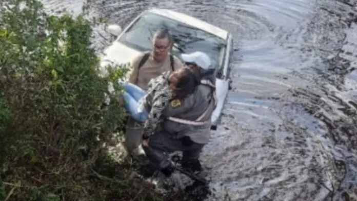 Na foto, o soldado da Brigada Militar no resgate da mulher