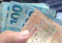 Foto mostra cédulas de dinheiro de benefícios que são possíveis com o cadúnico