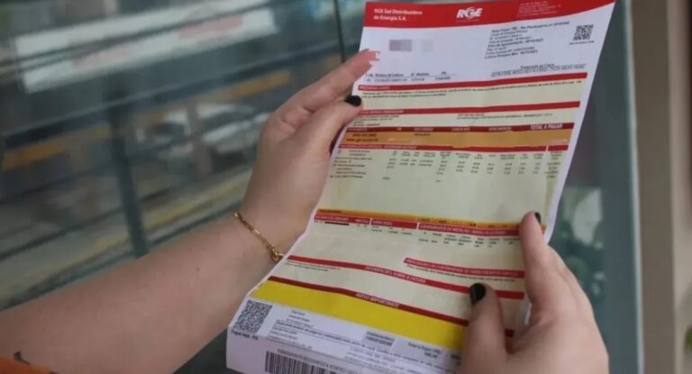 Foto mostra conta de luz que poderá ser de graça para quem tem cadúnico