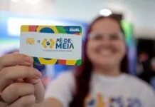 Imagem de uma menina segurando um cartão do programa federal pé-de-meia
