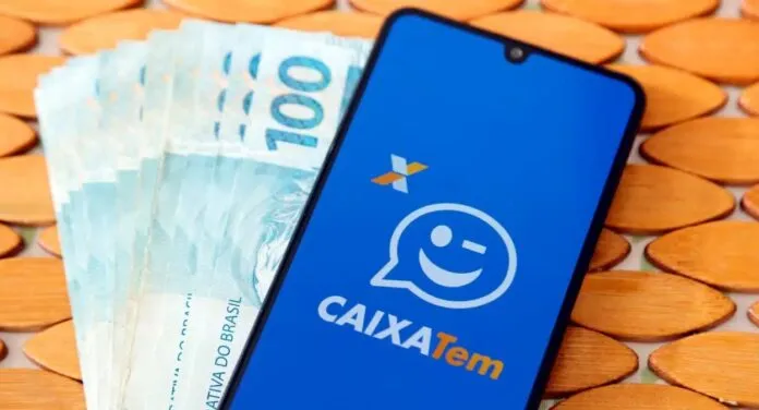 Aplicativo do Caixa Tem com cédulas de cem reais ao fundo