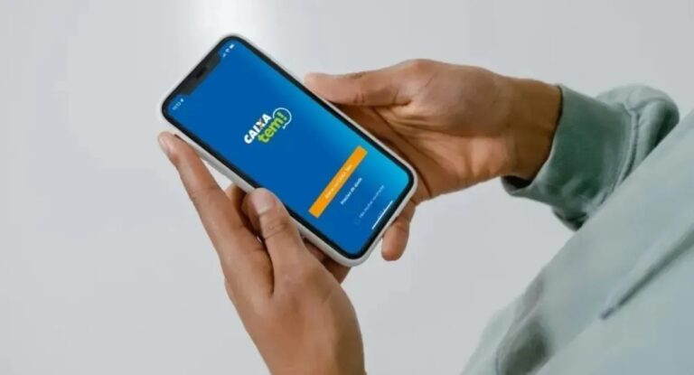 Usuário acessando aplicativo do Caixa Tem