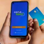 Foto mostra aplicativo do Caixa Tem e um cartão caixa