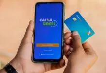 Foto mostra aplicativo do Caixa Tem e um cartão caixa