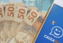 Foto mostra aplicativo do Caixa Tem com notas de dinheiro