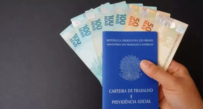 Foto mostra aplicativo do Caixa Tem com notas de dinheiro
