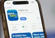 Foto mostra aplicativo do caixa tem