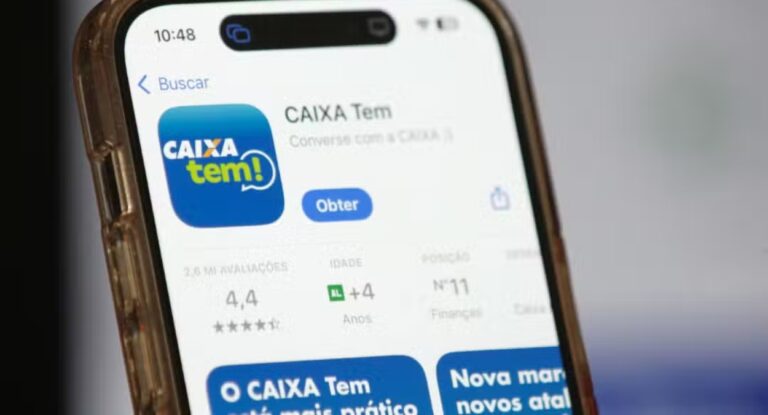 Foto mostra aplicativo do caixa tem