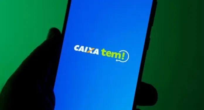 Mão segurando celular com o aplicativo do caixa tem