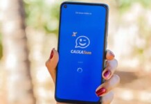 foto mostra mulher segurando celular com aplicativo do caixa tem