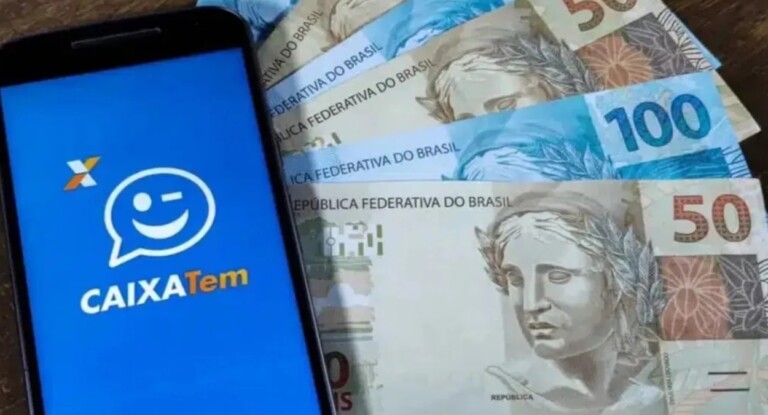 Foto mostra aplicativo do Caixa Tem com cédulas de dinheiro
