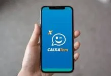 Celular com app do Caixa Tem aberto