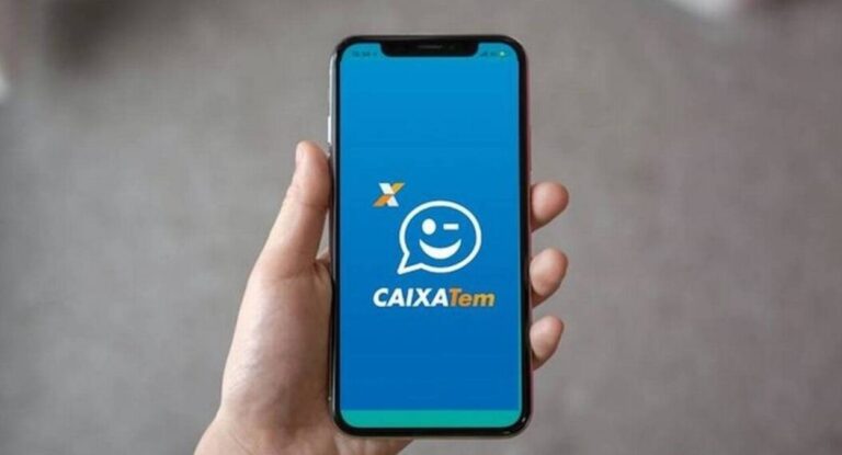 Celular com app do Caixa Tem aberto