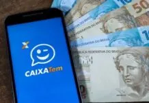 Imagem de um celular com o app do Caixa Tem com cédulas ao fundo