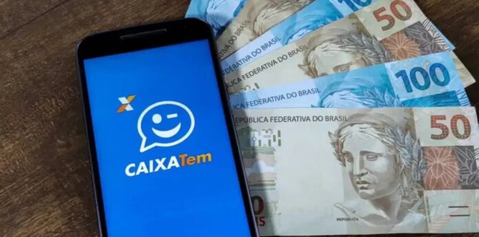 Imagem de um celular com o app do Caixa Tem com cédulas ao fundo