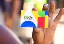 Foto mostra mão segurando cartão do bolsa família; Calendário de pagamentos de julho de 2025 foi divulgado