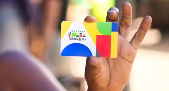Foto mostra mão segurando cartão do bolsa família; Calendário de pagamentos de julho de 2025 foi divulgado