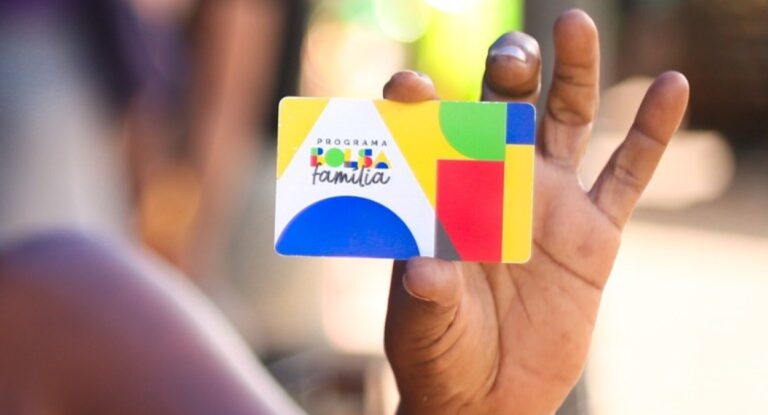 Foto mostra mão segurando cartão do bolsa família; Calendário de pagamentos de julho de 2025 foi divulgado