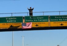 Foto mostra bandeira dos EUA em um viaduto de Canoas