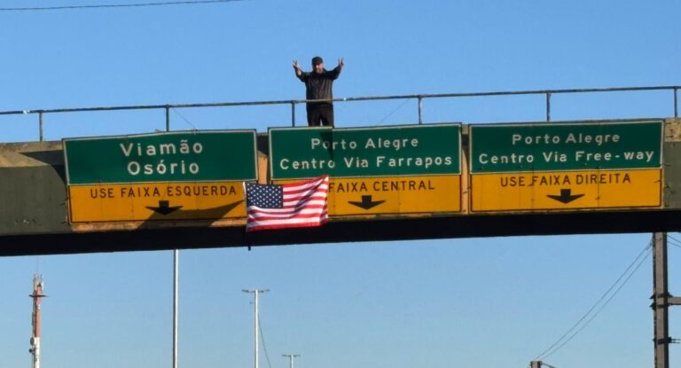 Foto mostra bandeira dos EUA em um viaduto de Canoas