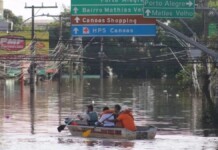 Na foto, família de Canoas atingida pela enchente recebe indenização