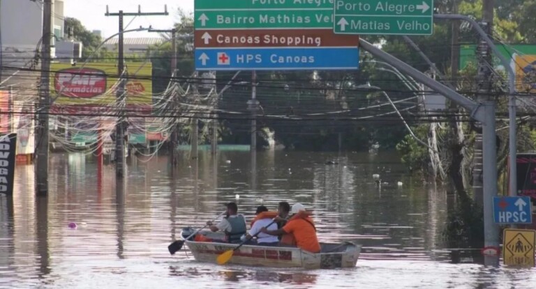 Na foto, família de Canoas atingida pela enchente recebe indenização