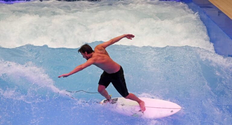 na foto, pisicina artificial Canoas