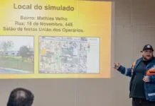 na foto, Canoas simulado de emergência