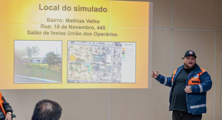 na foto, Canoas simulado de emergência