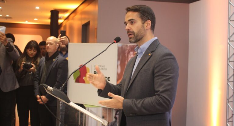na foto, eduardo leite anuncia agência do tudo fácil em Canoas