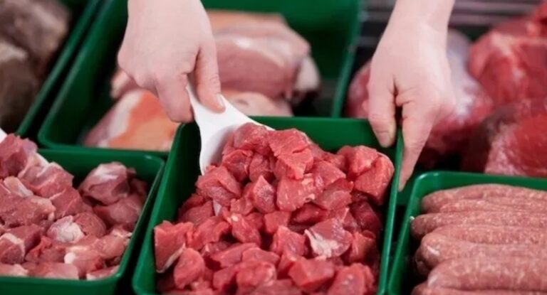 Foto ilustra carne bovina em estabelecimento